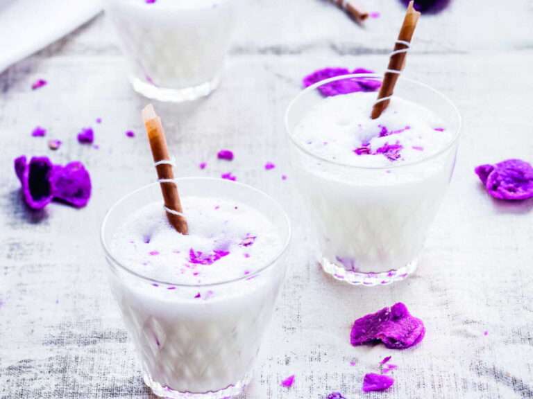 découvrez la recette traditionnelle du bhang lassi, une boisson indienne rafraîchissante et épicée à base de lait, de bhang et d'épices authentiques.