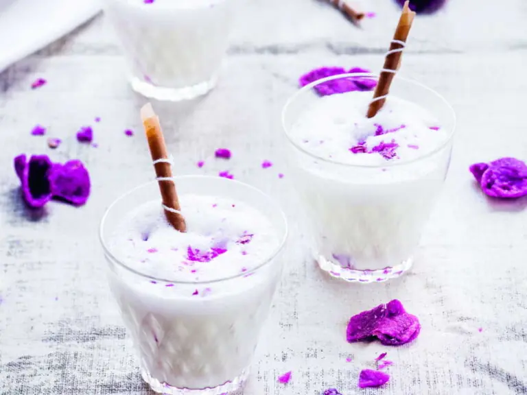 découvrez la recette traditionnelle du bhang lassi, une boisson indienne rafraîchissante et épicée à base de lait, de bhang et d'épices authentiques.